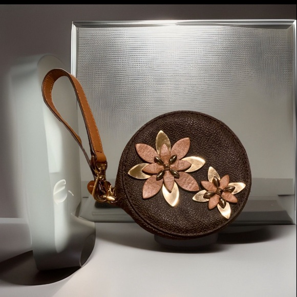 Michael Kors Small Round Coin Wristlet *Unique* NWOT Gift - Picture 1 of 6